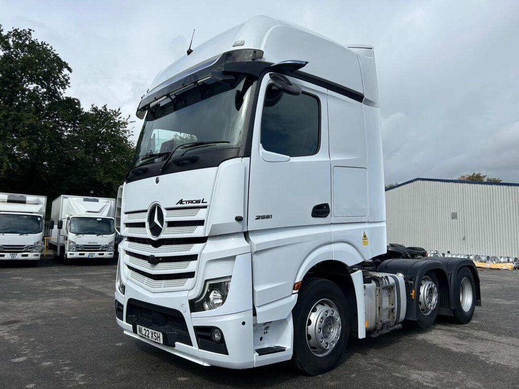 Mercedes Actros 5, 2551 LS, Giga Space 6×2 Tractor 2022 (22) - Small Selection